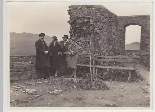 (F30564) Orig. Foto Personen an der Ruine Polle/Weser 26.10.1930