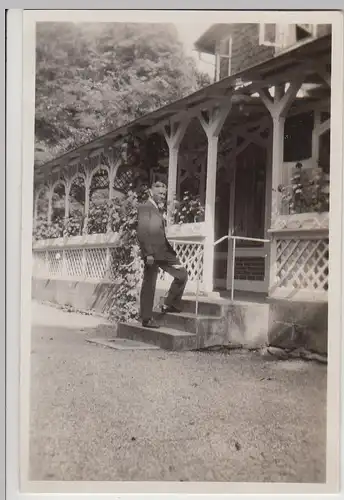 (F30561) Orig. Foto Mann an einer Varanda, 1930
