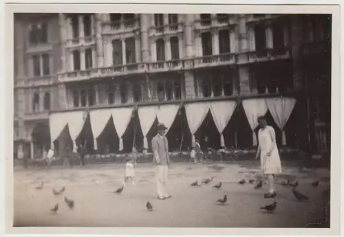 (F30546) Orig. Foto Triest, Paar mit Tauben auf Platz 1930
