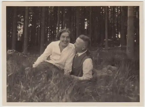 (F30534) Orig. Foto Paar auf Decke im Wald 1930