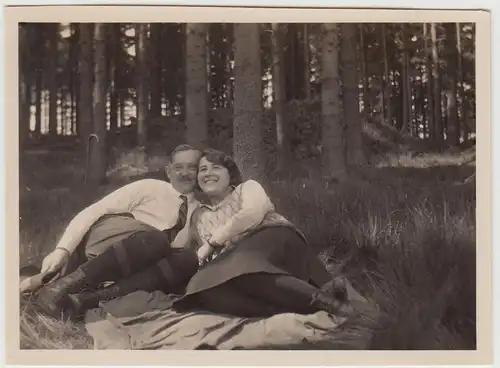(F30533) Orig. Foto Paar auf Decke im Wald 1930
