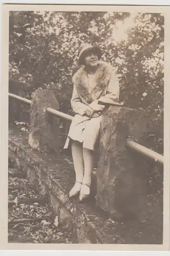 (F30531) Orig. Foto Frau sitzt auf Geländer 1930