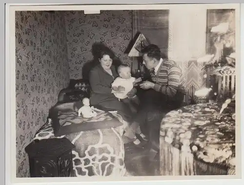 (F30526) Orig. Foto Paar mit Kleinkind in der Stube 1929