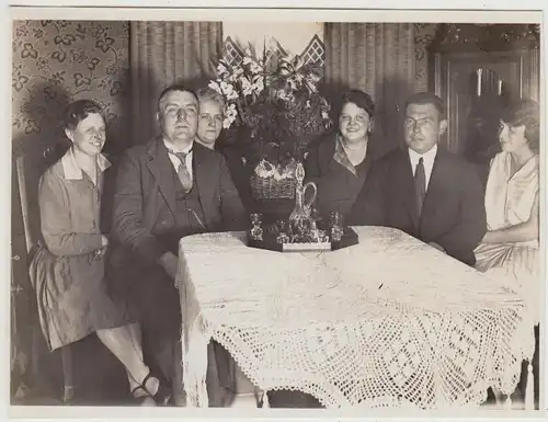(F30525) Orig. Foto Personen am Tisch, Schnapsgläser 1929