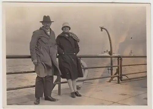 (F30503) Orig. Foto Helgoland, Paar im Hafen, 7.7.1929