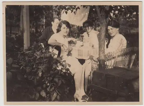 (F30502) Orig. Foto junge Frauen im Garten 1929