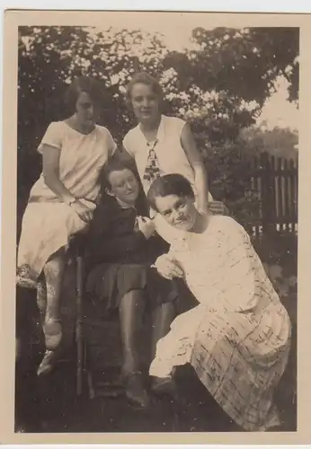 (F30501) Orig. Foto junge Frauen im Garten 1929