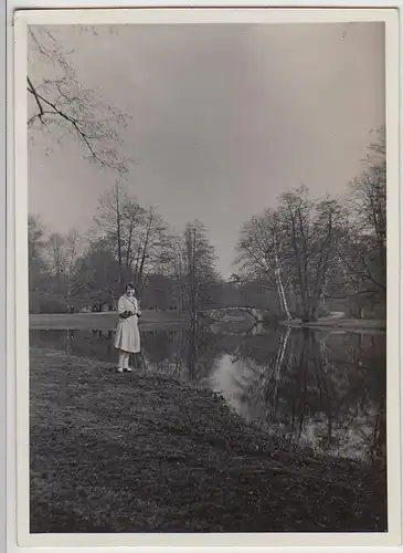 (F30500) Orig. Foto Frau spaziert im Georgengarten (Hannover) 1929