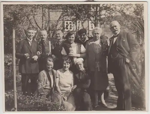(F30489) Orig. Foto Gruppenbild im Garten in Polle/Weser 1929