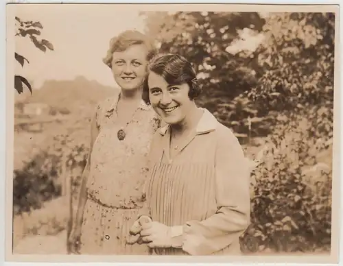 (F30486) Orig. Foto junge Damen im Garten in Loschwitz 1928