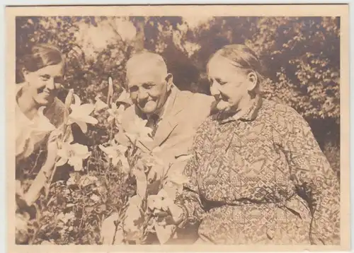 (F30476) Orig. Foto älteres Paar im Garten, Blumen 1927