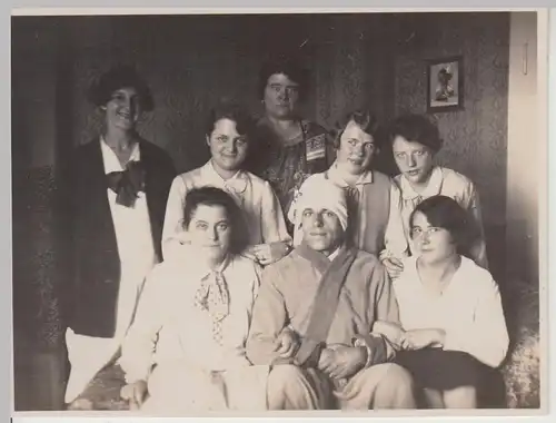 (F30475) Orig. Foto Personen auf Liege in der Wohnung 1928