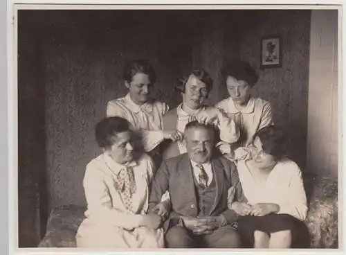 (F30474) Orig. Foto Personen auf Liege in der Wohnung 1928