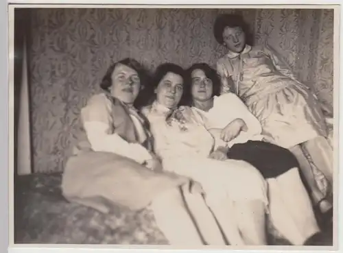 (F30473) Orig. Foto Frauen auf Liege in der Wohnung 1928