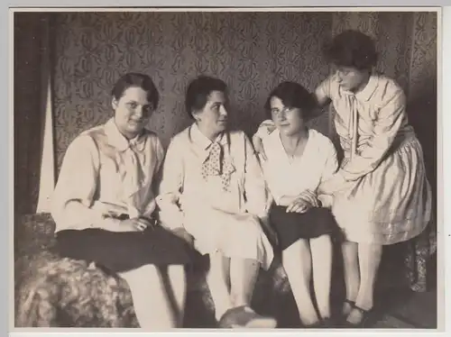 (F30472) Orig. Foto Frauen auf Liege in der Wohnung 1928