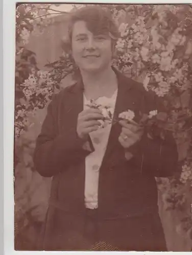 (F30464) Orig. Foto junge Frau am blühenden Baum 1926