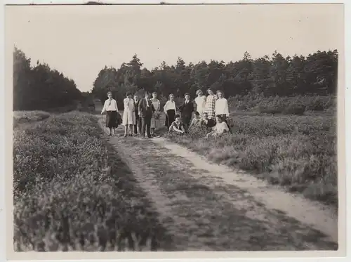 (F30438) Orig. Foto Personen spazieren in Bennemühlen 4.9.1927