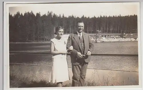 (F30426) Orig. Foto Hahnenklee, Paar vor dem Waldbad 1930
