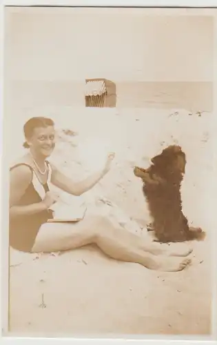 (F30412) Orig. Foto Göhren auf Rügen, Frau mit Hund am Strand 1930