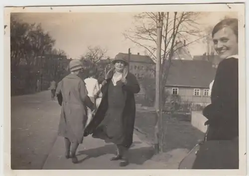 (F30378) Orig. Foto Frauen auf der Straße in Döbeln 1929
