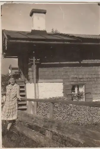 (F30372) Orig. Foto junge Frau an einem Haus 1929