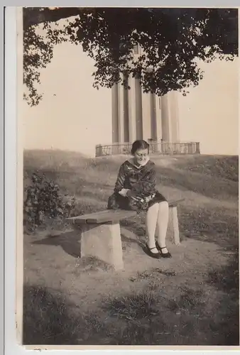 (F30354) Orig. Foto Rückmarsdorf, Frau vor dem Wasserturm 1929