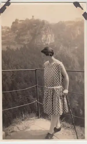 (F30322) Orig. Foto Hohnstein Sächsische Schweiz, Frau am Wanderweg 1930