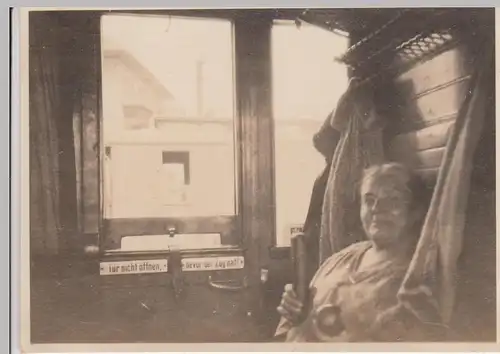 (F30315) Orig. Foto ältere Dame im Abteilwagen, Eisenbahn 1929