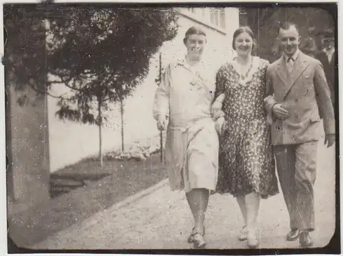 (F30294) Orig. Foto Personen laufen eingehenkelt 1930