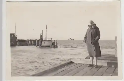 (F30289) Orig. Foto Cuxhaven, Frau an der Alten Liebe 1930