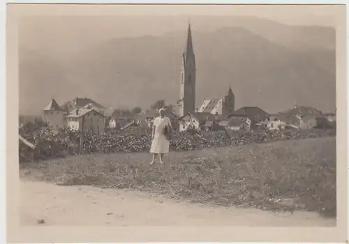 (F30256) Orig. Foto Terlan in Südtirol, Frau vor Kirche Maria Himmelfahrt 1929