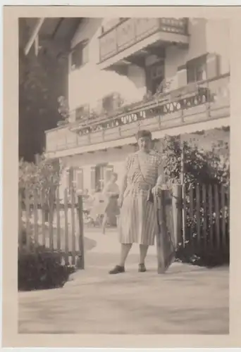 (F30223) Orig. Foto Ramsau, Frau vor dem Pfeifenmacherhaus 1929