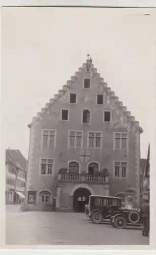 (F30220) Orig. Foto Mergentheim, Pkw's vor dem Rathaus 1920er