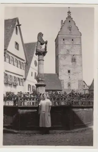 (F30196) Orig. Foto Dinkelsbühl, Marktplatz, Frau vor Löwenbrunnen 1920er