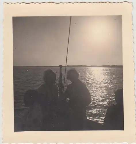 (F30173) Orig. Foto Personen auf Boot, Abendstimmung 1937