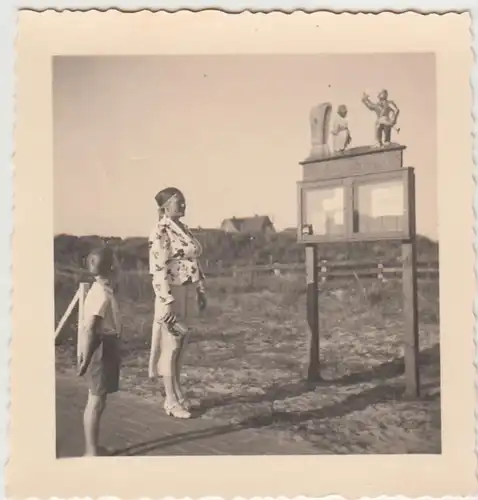 (F30172) Orig. Foto Langeoog, Frau u. Junge an einem Infokasten 1937