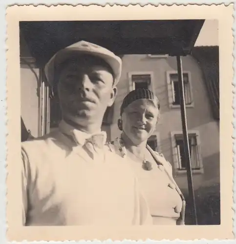 (F30171) Orig. Foto Personen vor einem Wohnhaus 1937