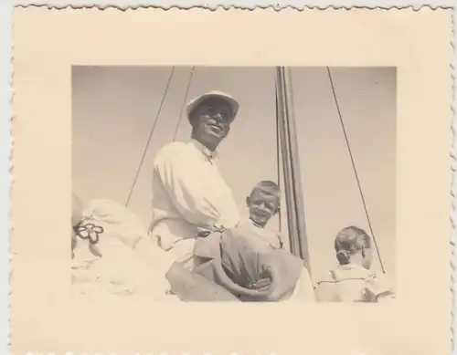 (F30169) Orig. Foto Mann und Junge auf einem Boot 1937