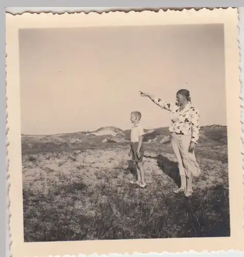 (F30168) Orig. Foto Langeoog, Frau und Kind am Strand 1937