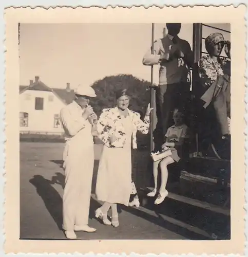 (F30167) Orig. Foto Langeoog, Personen an einer Treppe 1937