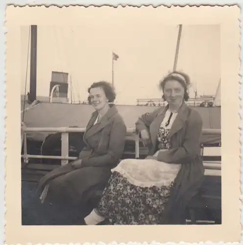 (F30164) Orig. Foto Frauen auf Boot, Fahrt ab Langeoog 1937