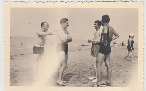 (F30154) Orig. Foto Langeoog, Männer am Strand 1937