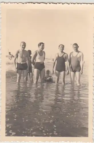 (F30147) Orig. Foto Langeoog, Männer im flachen Wasser am Strand 1937