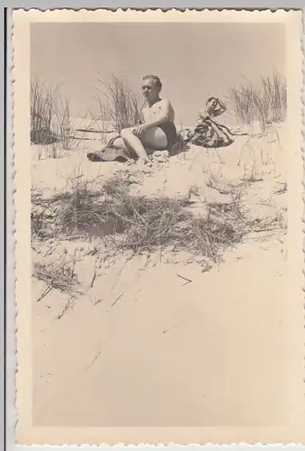 (F30146) Orig. Foto Langeoog, junge Männer auf der Düne 1937