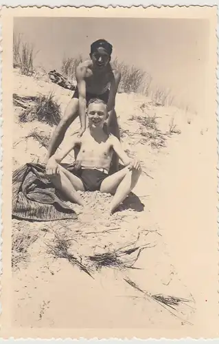 (F30145) Orig. Foto Langeoog, junge Männer auf der Düne 1937