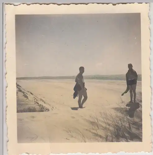 (F30139) Orig. Foto Langeoog, Personen am Strand, coloriert 1937