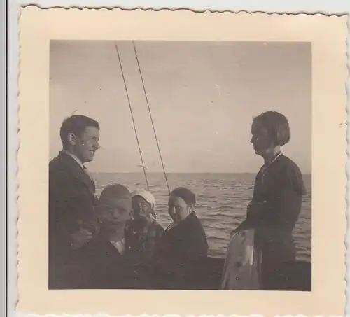 (F30133) Orig. Foto Personen auf Boot, Fahrt ab Langeoog 1937