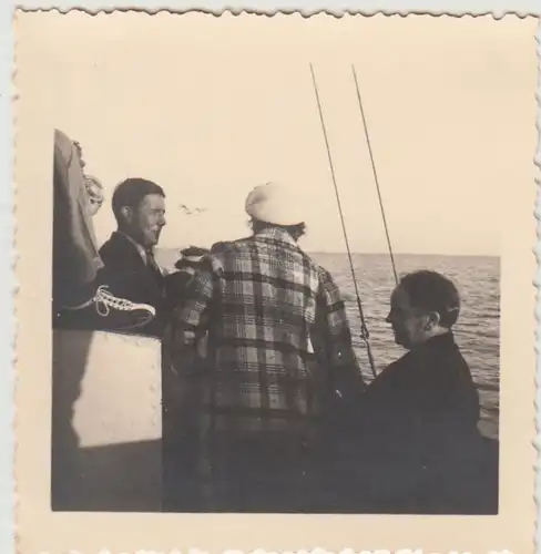 (F30132) Orig. Foto Personen auf Boot, Fahrt ab Langeoog 1937