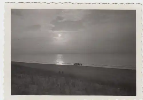 (F3012) Orig. Foto Sonnenuntergang am Meer, Soldaten am Ufer, 1937