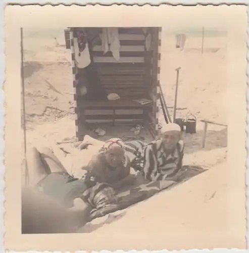 (F30119) Orig. Foto Langeoog, Personen liegen vor Strandkorb, coloriert 1937